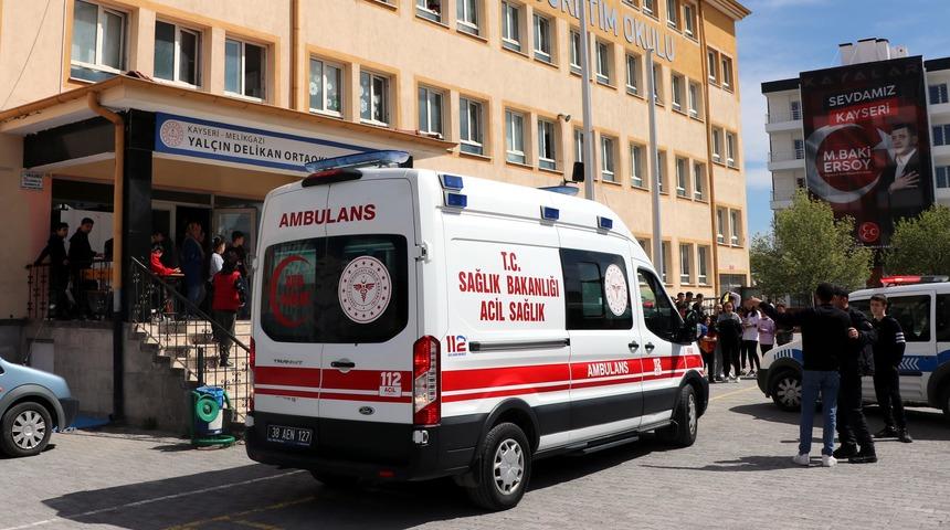 Ortaokulda dehşet! Kendisine borç vermeyen arkadaşını bıçakladı