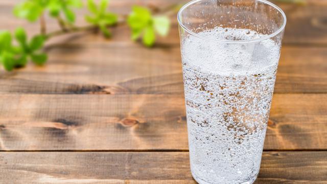 Karbonatlı suyun faydaları nelerdir, hangi hastalıklara iyi gelir? Karbonatlı su içmek ne işe yarar, zayıflatır mı?