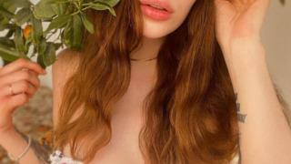 Yetişkin film yıldızı Reislin ev hallerini paylaştı! Süper mini şortuyla yere oturdu... Sosyal medyayı salladı