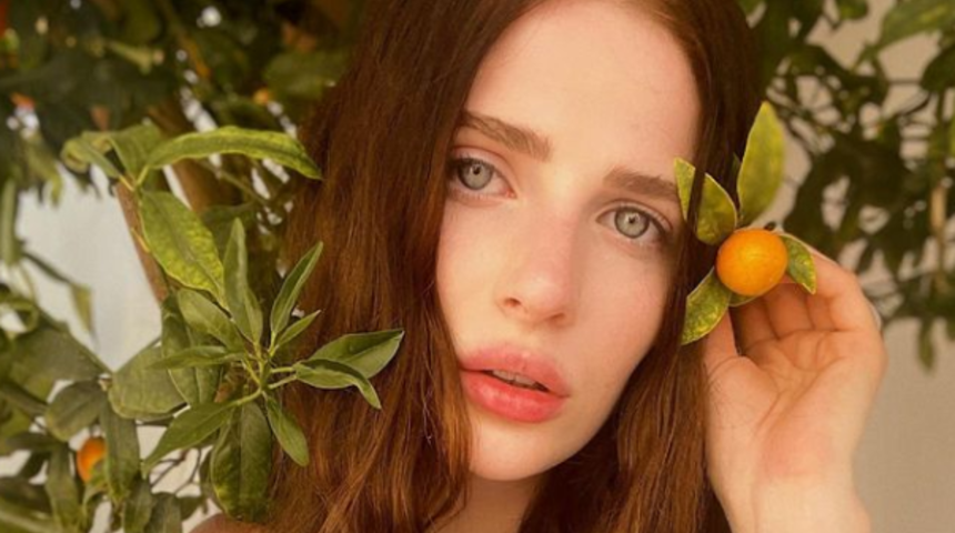 Yetişkin film yıldızı Reislin ev hallerini paylaştı! Süper mini şortuyla yere oturdu... Sosyal medyayı salladı