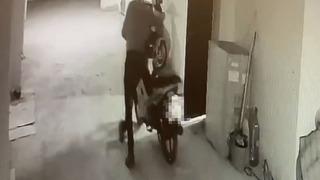 Güvenlik kamerasına böyle yakalandı! Rahat tavırlarıyla dikkat çekti: Yaptığı ise...