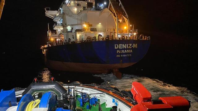 Çanakkale Boğazı'nda arızalanan gemi, demir bölgesine götürüldü