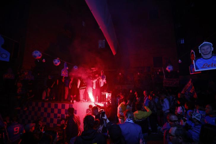 Eşine az rastlanır bir şampiyonluk kutlaması! 33 yıl sonra zafere ulaşan Napoli'de sokaklar alev aldı... G1