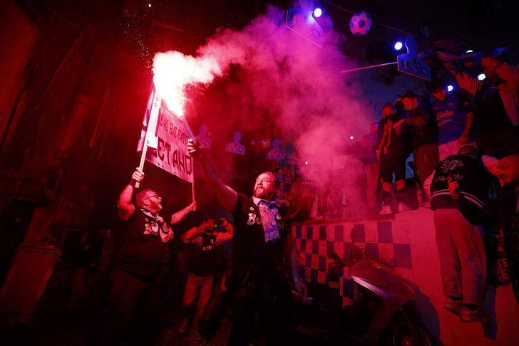 Eşine az rastlanır bir şampiyonluk kutlaması! 33 yıl sonra zafere ulaşan Napoli'de sokaklar alev aldı... G2