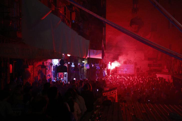 Eşine az rastlanır bir şampiyonluk kutlaması! 33 yıl sonra zafere ulaşan Napoli'de sokaklar alev aldı... G3