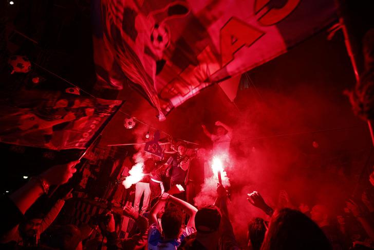 Eşine az rastlanır bir şampiyonluk kutlaması! 33 yıl sonra zafere ulaşan Napoli'de sokaklar alev aldı... G5
