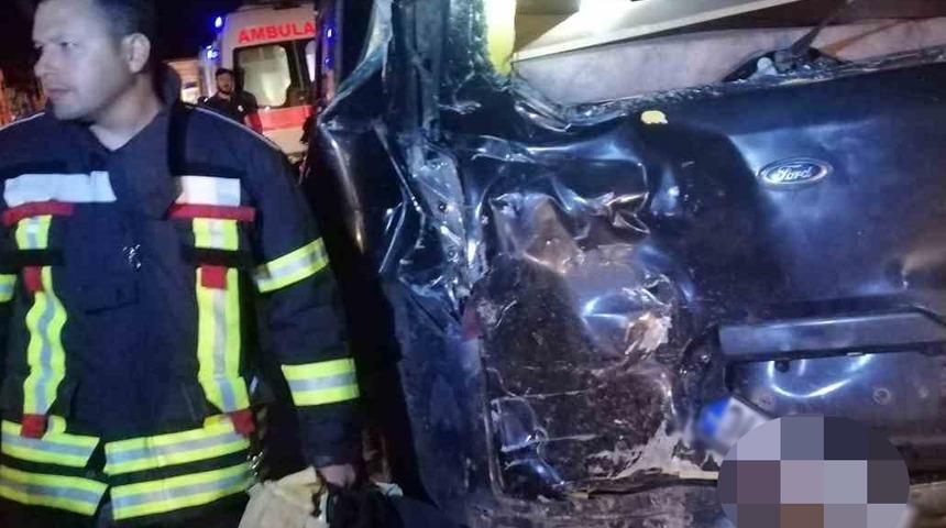 Mersin'de yolcu otob&uuml;s&uuml; ile minib&uuml;s &ccedil;arpıştı: 8 yaralı