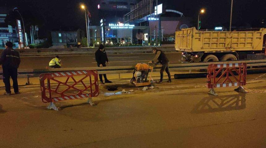 Kanalizasyondan kaynaklanan su birikintisi asfaltı &ccedil;&ouml;kertti