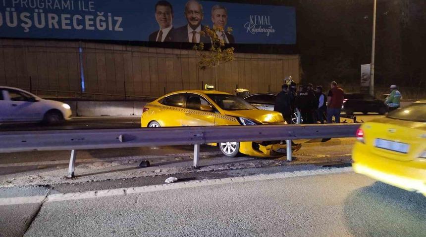 Kadık&ouml;y&rsquo;de E-5&rsquo;i kilitleyen zincirleme kaza: 2 yaralı