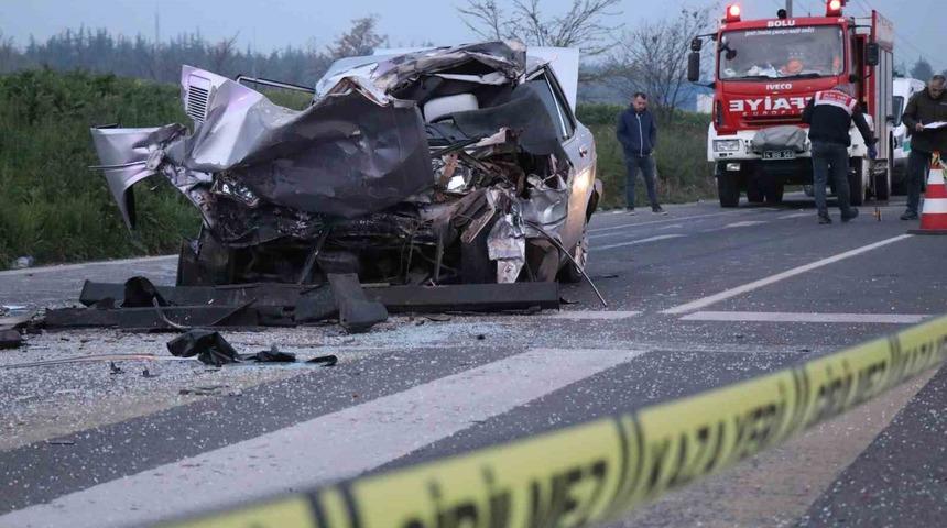 TIR&rsquo;a arkadan &ccedil;arpan otomobil parampar&ccedil;a oldu: 1 &ouml;l&uuml;