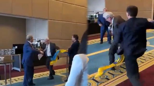 Türkiye’deki zirvede Ukrayna ve Rusya tarafları birbirine girdi! Bayrak krizinde yumruklar havada uçuştu