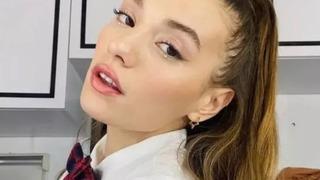 Transparan giyen Sümeyye Aydoğan dekolteli pozuyla büyüledi! Gören Serenay Sarıkaya sandı