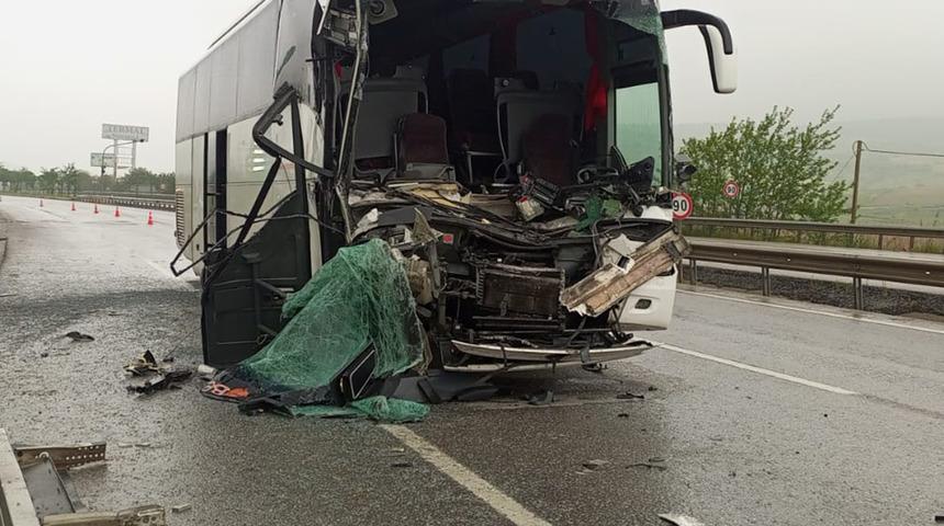 Balıkesir'de feci kaza! Lise öğrencilerini taşıyan otobüs, TIR'a çarptı: Yaralılar var