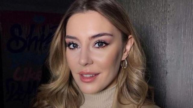 Ege Kökenli'nin sütyenli tarzı olay oldu! Göğüs dekoltesiyle nefes kesti