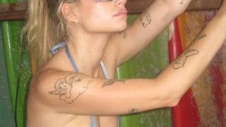 Lottie Moss yine bildiğiniz gibi! Minicik bikinisiyle poz verdi... Arkasını dönünce olay yarattı