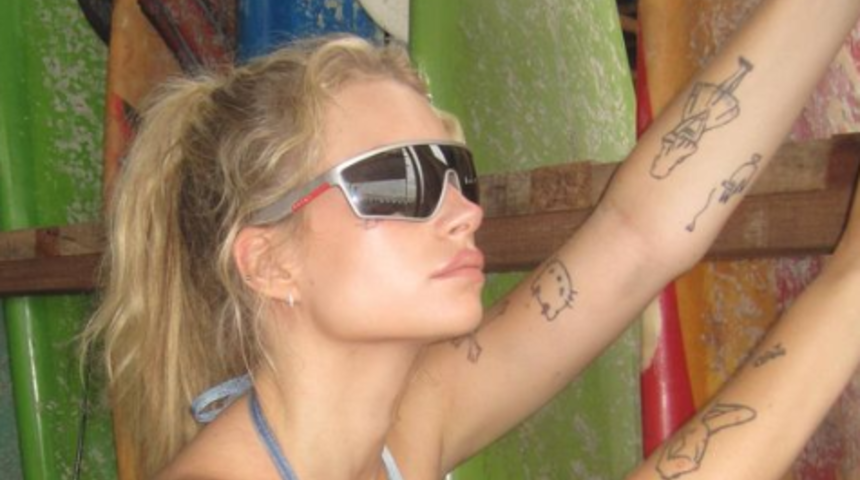 Lottie Moss yine bildiğiniz gibi! Minicik bikinisiyle poz verdi... Arkasını dönünce olay yarattı