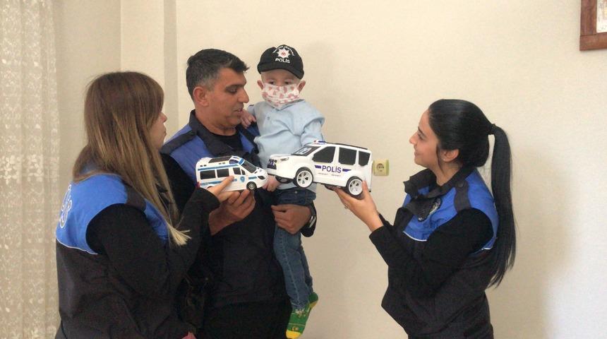 Adana'da emniyet personeli, polis olmak isteyen hasta çocuğu ziyaret etti