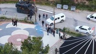 Silahla gözdağı verdiler! Otomobilin önünü kesip 1,5 milyon Euro gasbettiler: Özel harekatlı operasyonda nefes kesen görüntüler