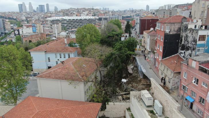Beyoğlu'nda istinat duvarı okulun bahçesine çöktü, 3 bina boşaltılarak mühürlendi