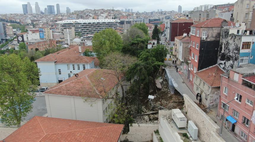 Beyoğlu'nda istinat duvarı okulun bahçesine çöktü, 3 bina boşaltılarak mühürlendi