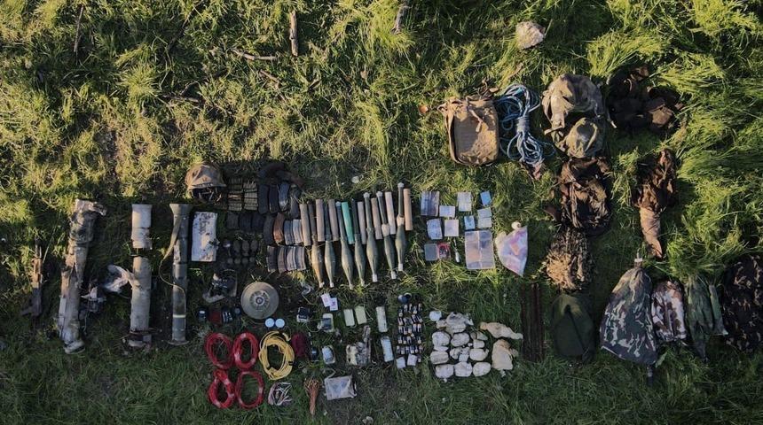 MSB duyurdu! Teröristlere ait çok sayıda silah ve mühimmat ele geçirildi