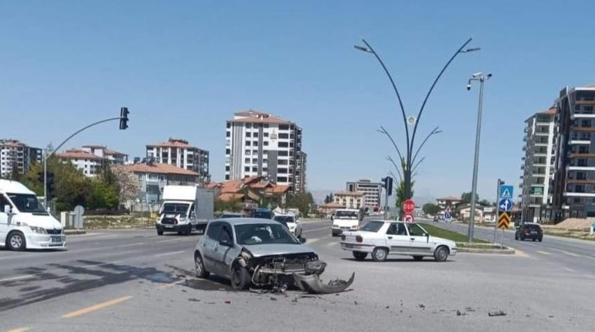 Malatya'da iki otomobilin çarpıştığı kazada 6 kişi yaralandı
