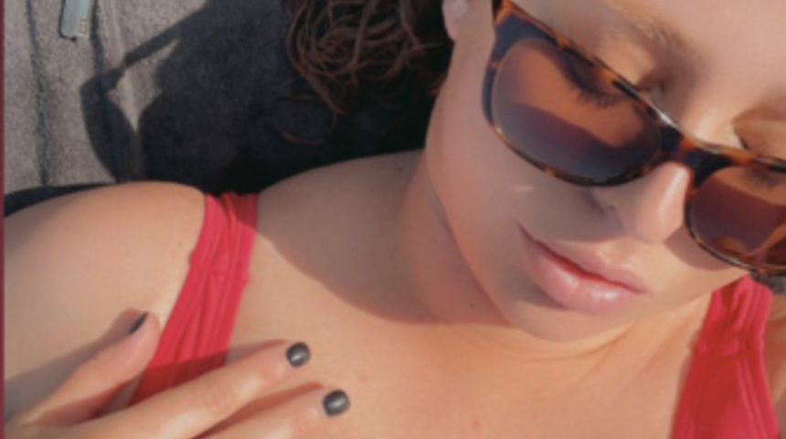 Caddenin ortasında cesur pozuyla reklam ilanı verdi! Bir gören bir daha baktı... “Seksi reklam panom...”