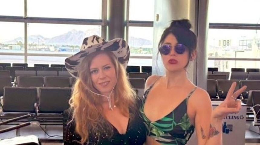 Kıyafetleri uygunsuz bulunduğu için uçağa alınmayan kadın yolcular herkesin içinde giyinmek zorunda kaldı! “İç çamaşırımıza kadar soyunduk”