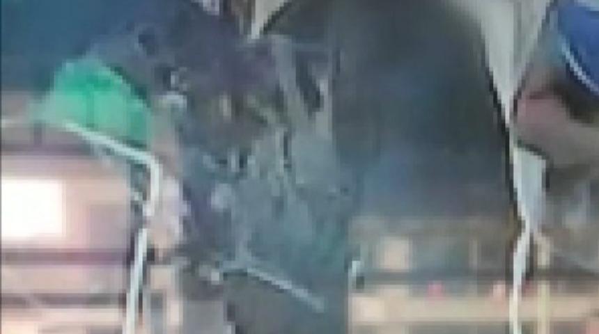 Müşteri gibi geldi, başka müşterinin bebek arabasındaki telefonu çaldı