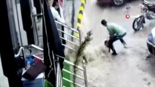 Sel sularına kapılan kız çocuğunu son anda böyle kurtardı