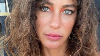 Berrak Tüzünataç yine çok iddialı! Dekolteli tarzına beğeni yağdı