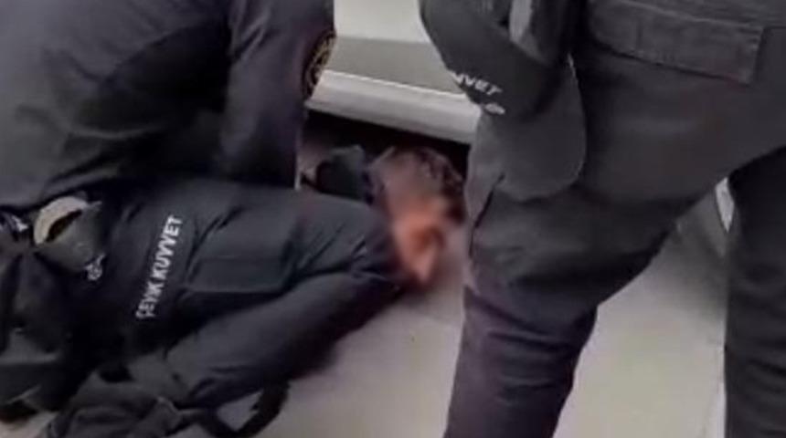 AK Parti Ankara İl Başkanlığı binasına taşlı saldırıda bulunan şahıs gözaltına alındı!