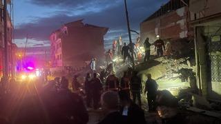 Son dakika: Malatya'da hasarlı bina çöktü! Enkaz altında kalan bir kişi hayatını kaybetti