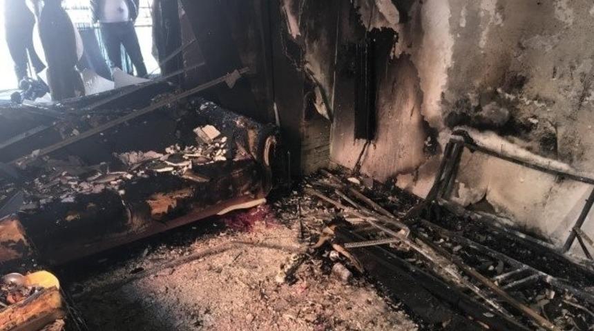 Elektronik sigara patladı! Ev k&uuml;le d&ouml;nd&uuml;!