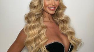 İngiliz model Christine McGuinness üstsüz güneşlendiği anları paylaştı! Bikinisini çıkartıp şezlonga uzanınca...