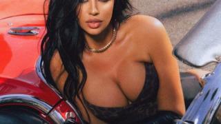 Dünya Kupası’nı kasıp kavuran eski Hırvatistan güzeli Ivana Knöll minicik bikinisiyle sokak ortasında poz verdi... Bir gören bir daha baktı