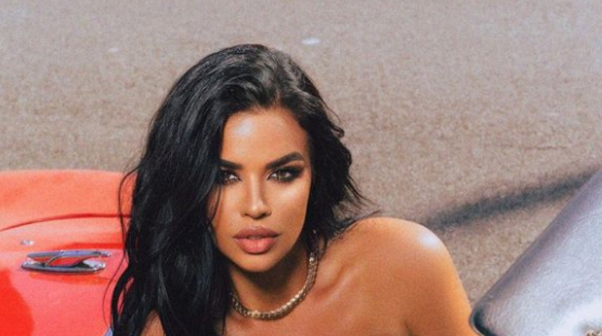 Dünya Kupası’nı kasıp kavuran eski Hırvatistan güzeli Ivana Knöll minicik bikinisiyle sokak ortasında poz verdi... Bir gören bir daha baktı