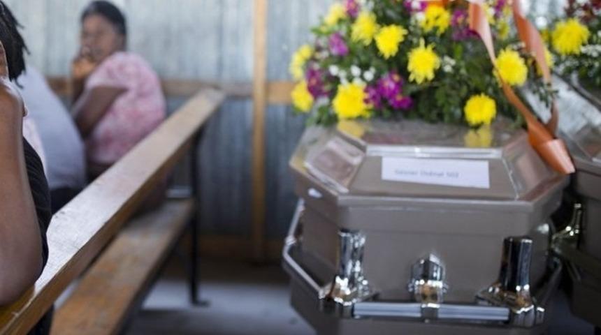 Sahte i&ccedil;kiden &ouml;lenlerin cenazesine gelenlere aynı i&ccedil;ki ikram edildi