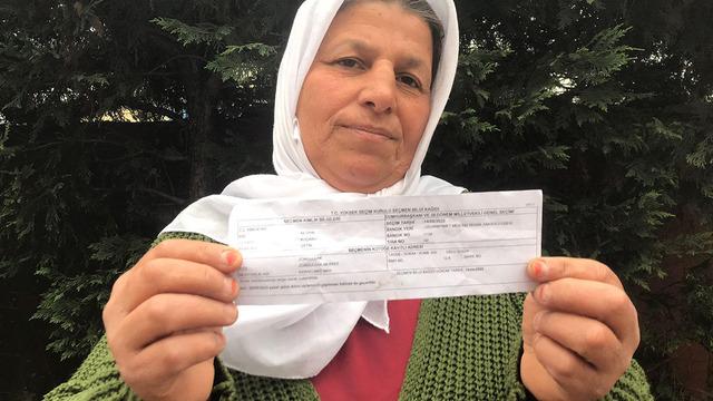 Eve gelen seçmen kağıdı ile şaşkına döndü! Anne isyan etti: 'Oy kağıdı çıkarıp acımı tazeliyorlar'