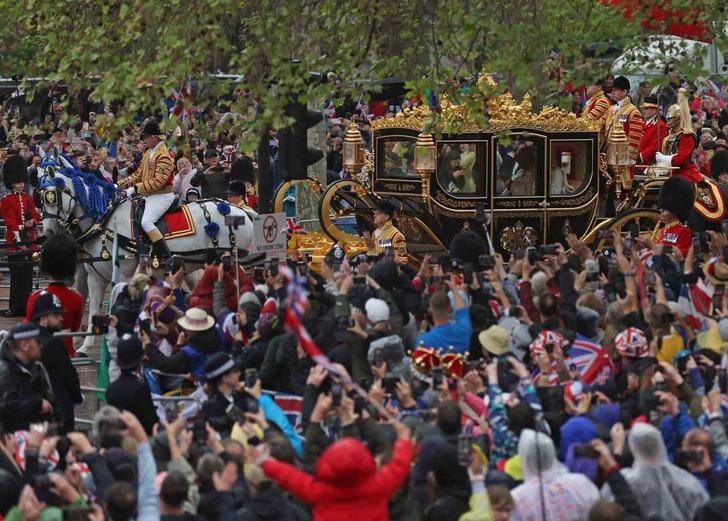 İngiltere için büyük gün geldi! Kral III. Charles resmen İngiltere Kralı oldu... Eşi Camilla ile birlikte taç giydi G4