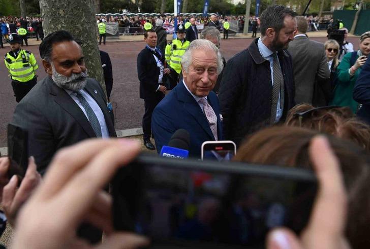 İngiltere için büyük gün geldi! Kral III. Charles resmen İngiltere Kralı oldu... Eşi Camilla ile birlikte taç giydi G3