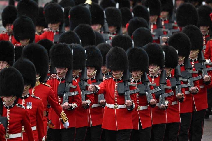 İngiltere için büyük gün geldi! Kral III. Charles resmen İngiltere Kralı oldu... Eşi Camilla ile birlikte taç giydi G1