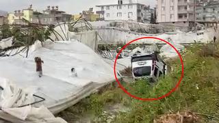 Mersin'de hortum dehşeti! Araçlar devrildi, seralar yıkıldı! Gözlerine inanamadılar…