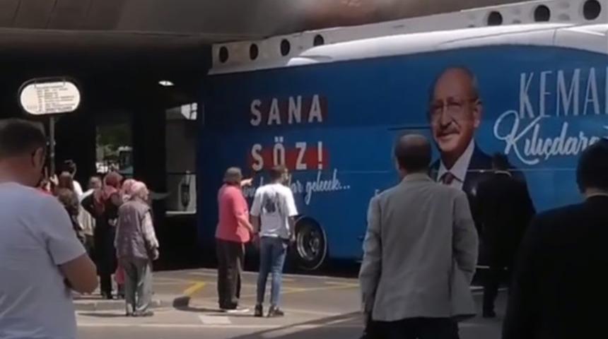 CHP seçim otobüsü köprüye sıkıştı! Lastiklerinin havasını indirip kurtardılar