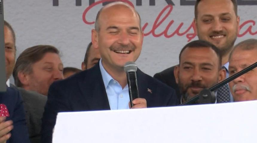 Bakan Soylu Romanlarla buluştu: "İlle de Roman Olsun" şarkısına eşlik etti