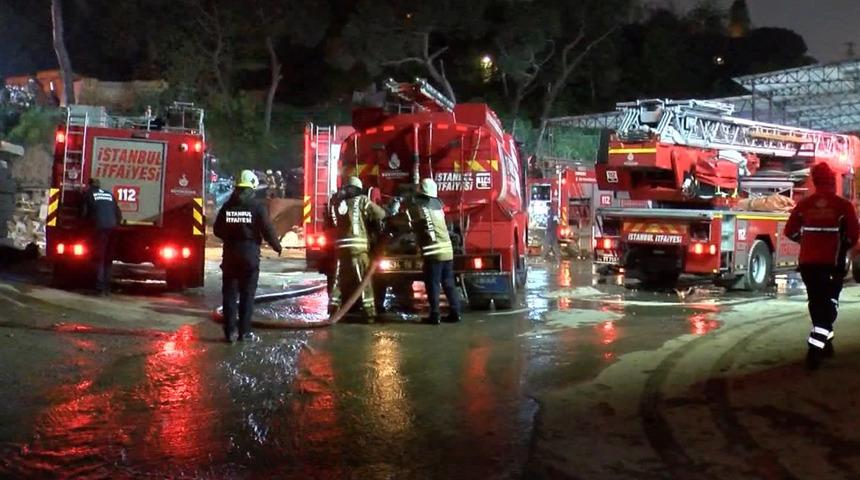 Kağıthane'de hurda deposunda yangın!