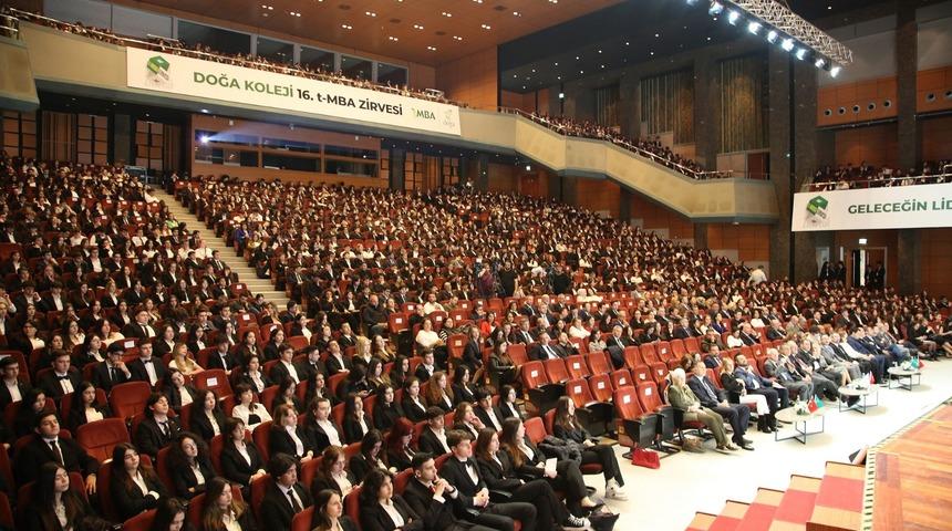 İş dünyasına yön veren CEO'lar t-MBA Zirvesi'nde gençlerle buluştu