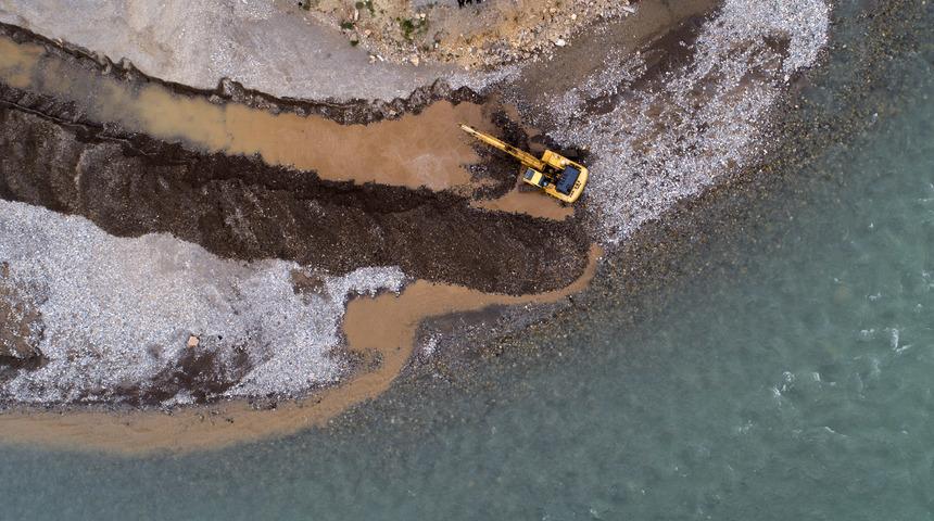 Her şey bir an &ouml;nce kayıp 2 gence ulaşmak i&ccedil;in... Munzur &Ccedil;ayı'nda suyun y&ouml;n&uuml; değiştirildi! 