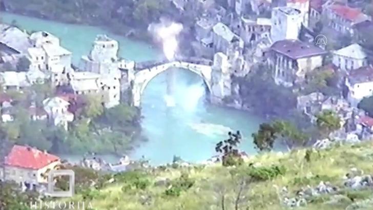 Bu zamana kadar kamuoyuna gösterilmeyen görüntüler! İlk kez paylaşıldı... İşte tarihi Mostar Köprüsü'nün yıkılma anı
