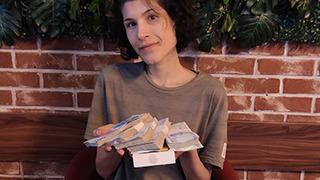 Duyan inanamadı! İplik gibi olmasına rağmen 43 dakikada yaptığı şeyle 45 bin TL ve telefon kazandı